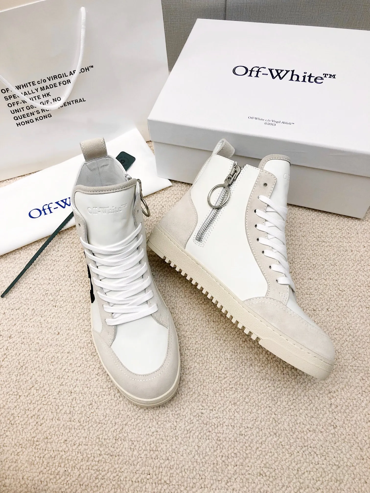 Men's men's shoes P540! 🌈🌈OFF WHITE🌈🌈 ⚡️Couple model⚡️🍓New color🍓 👉Ex-factory price: 130-45 The latest Gaobang street casual Martin style masterpiece, released the highest quality version on the market 👊 Series original mold opening, original lasting, production technology 1:1 original ➰🔜The best choice for more and more celebrities and Internet celebrities🔸In classics Change🔸Innovate in the trend🔸Strive to break away from the shackles of bad street design🔝Although he is not the originator of fashion design, he is definitely a shining dark horse in avant-garde design🐴🆙Do not follow the trend🔅Not universal beauty🔅 Fabric💯First-layer cowhide/suede Lining💯cowhide lining Foot pad💯Original molded high-elastic environmentally friendly molding pad Midsole💯Original lasting process Outsole💯Rubber outsole Packaging💯Full set of packaging synchronized with the official website (brand wrapping paper, brand certificate, brand cloth bag)